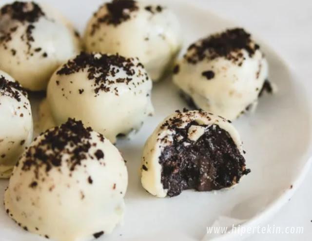 WHITE CHOCOLATE OREO TRUFFLES