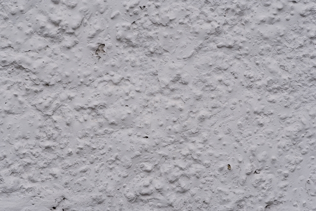 Stucco white with large lumps Stucco white with large lumps