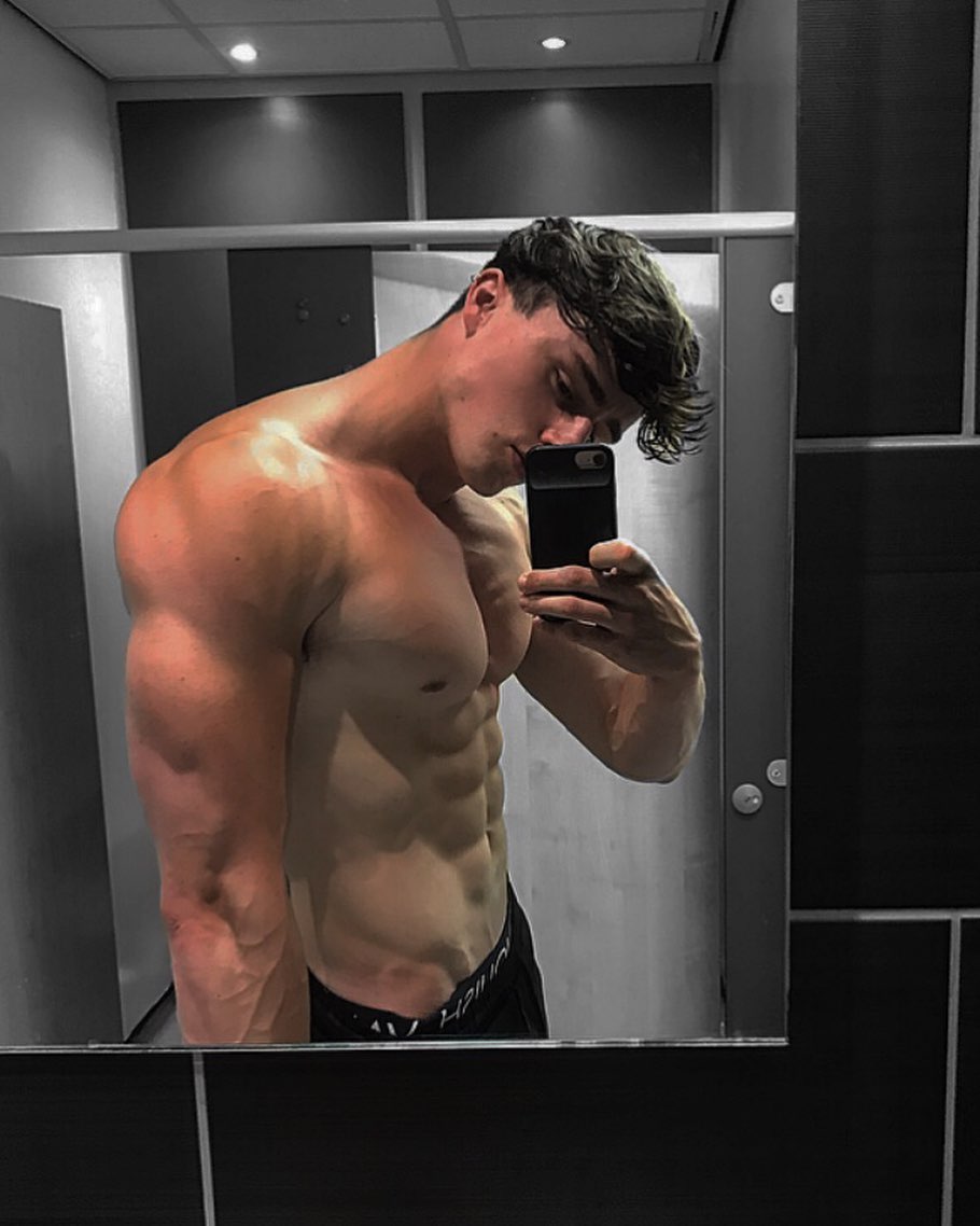 hot-young-guy-ripped-teen-abs-fred-goudie-shirtless-straight-baited-selfie