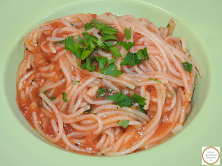 Spaghete cu rosii reteta clasica de casa de post cu ulei de masline usturoi busuioc rozmarin sos tomat retete mancare paste legume tigaie,