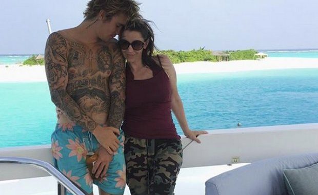 Mamá de Justin Bieber se fracturó un pie durante sus vacaciones