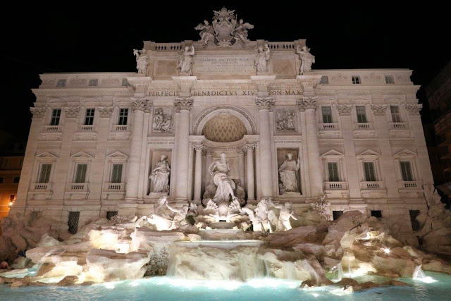 Fuente Fontana di Trevi en Roma de noche