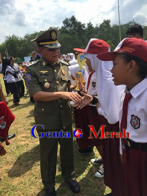 Peringati Hardiknas, Wabup Mesuji Serahkan Piala O2SN - FLS2N