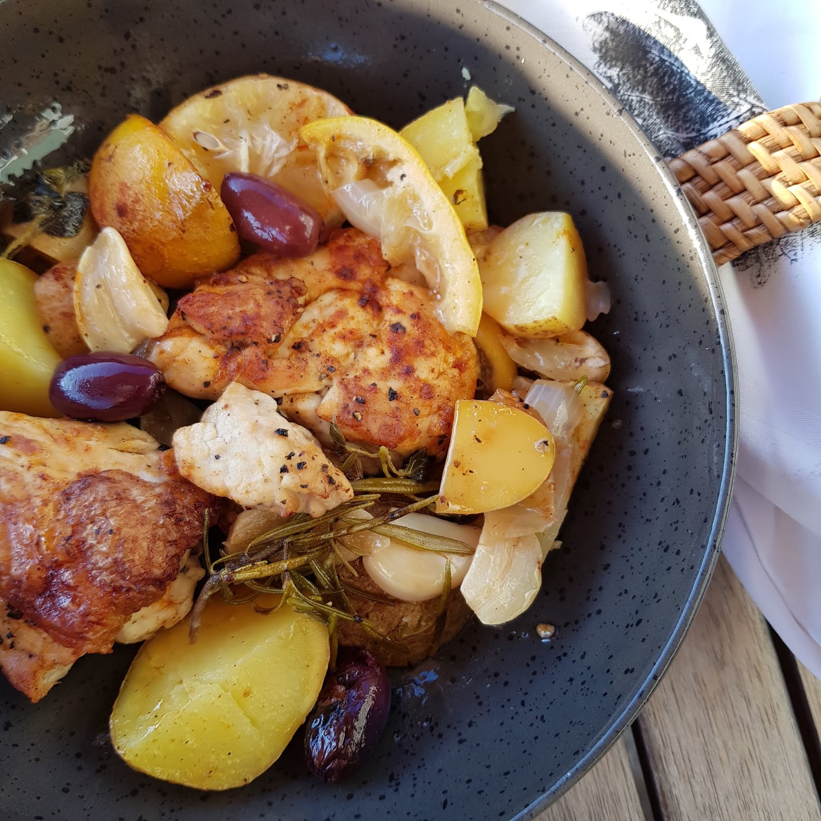 Griechisches Zitronenhuhn mit Kartoffeln und Oliven