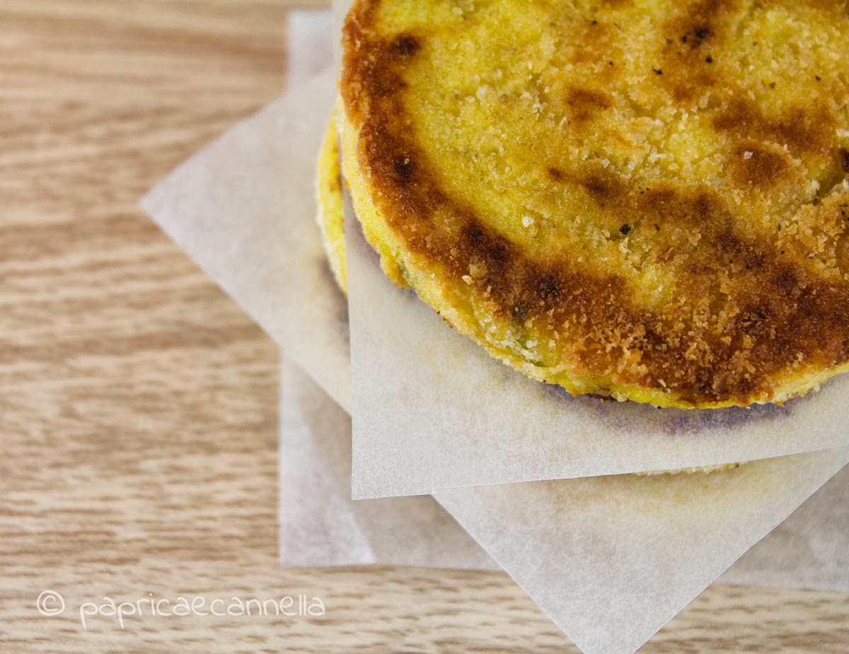 tortine di patate con erbe fresche e curcuma