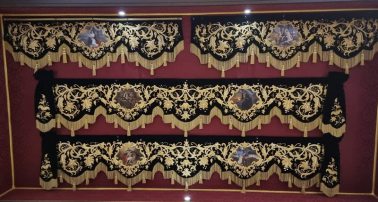 Así son las bambalinas laterales del palio del Sol de Sevilla Así son las bambalinas laterales del palio del Sol de Sevilla