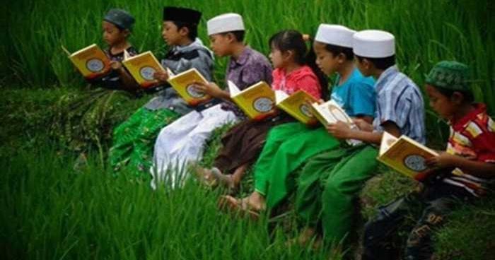 Iman Kepada Kitab-kitab Allah (Pengertian, Dalil dan Contoh) | Materi PAI - almustari