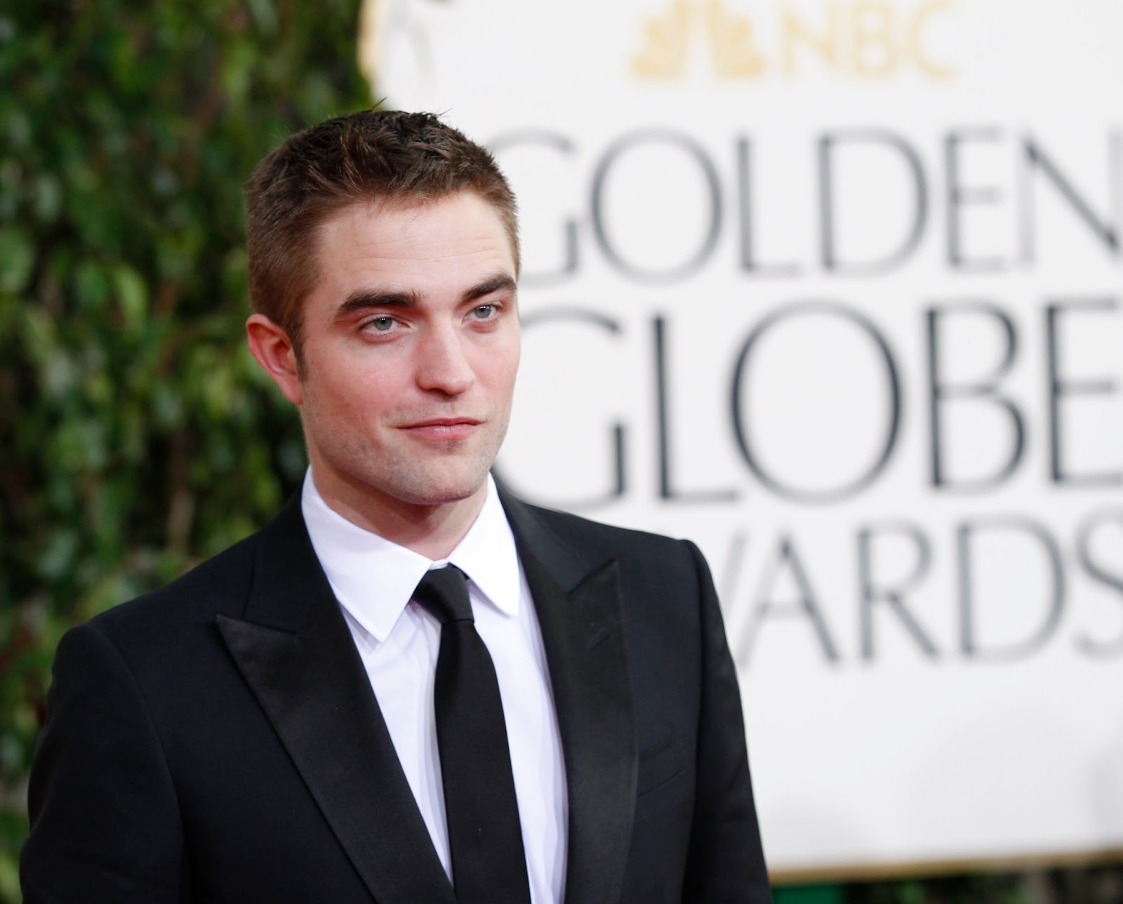 Robert Pattinson Golden Globes. Robert Pattinson Golden Globes 2018. Robert pictures