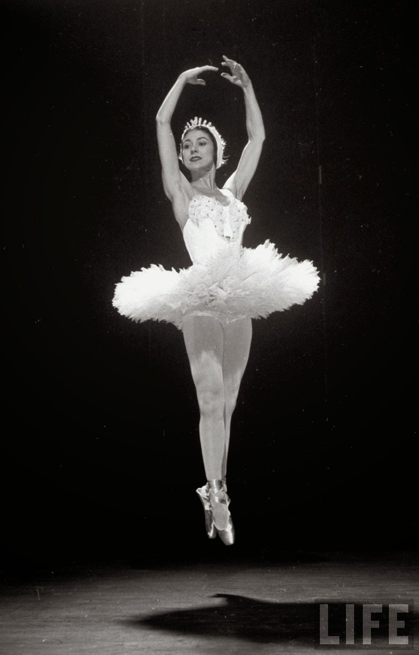 Балерина фонтейн 5 букв. Марго Фонтейн. Балет Марго Фонтейн. Лебединое озеро с Нуриевым и Марго Фонтейн. Балерина Англия Марго Фонтейн.