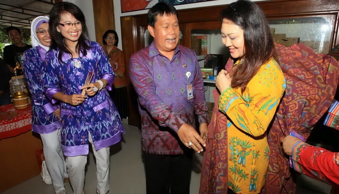 UKM Denpasar Kembangkan Produk Tekstil dan Fashion Endek