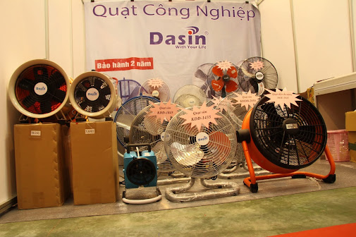 Hội chợ thu hút nhiều khách hàng mua quạt tích điện dùng pin Dasin