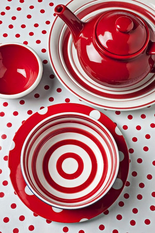 Красная утра 5 букв. Красная посуда. Красная посуда для кухни. Бело красная посуда. Посуда в горох красная.