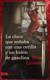 Portada del libro La chica que soñaba con una cerilla y un bidón de gasolina, de Stieg Larsson