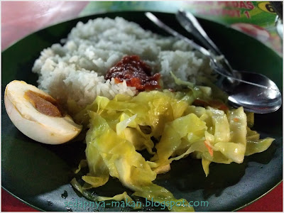 nasi yang dimakan bersama-sama asam pedas ikan kembong