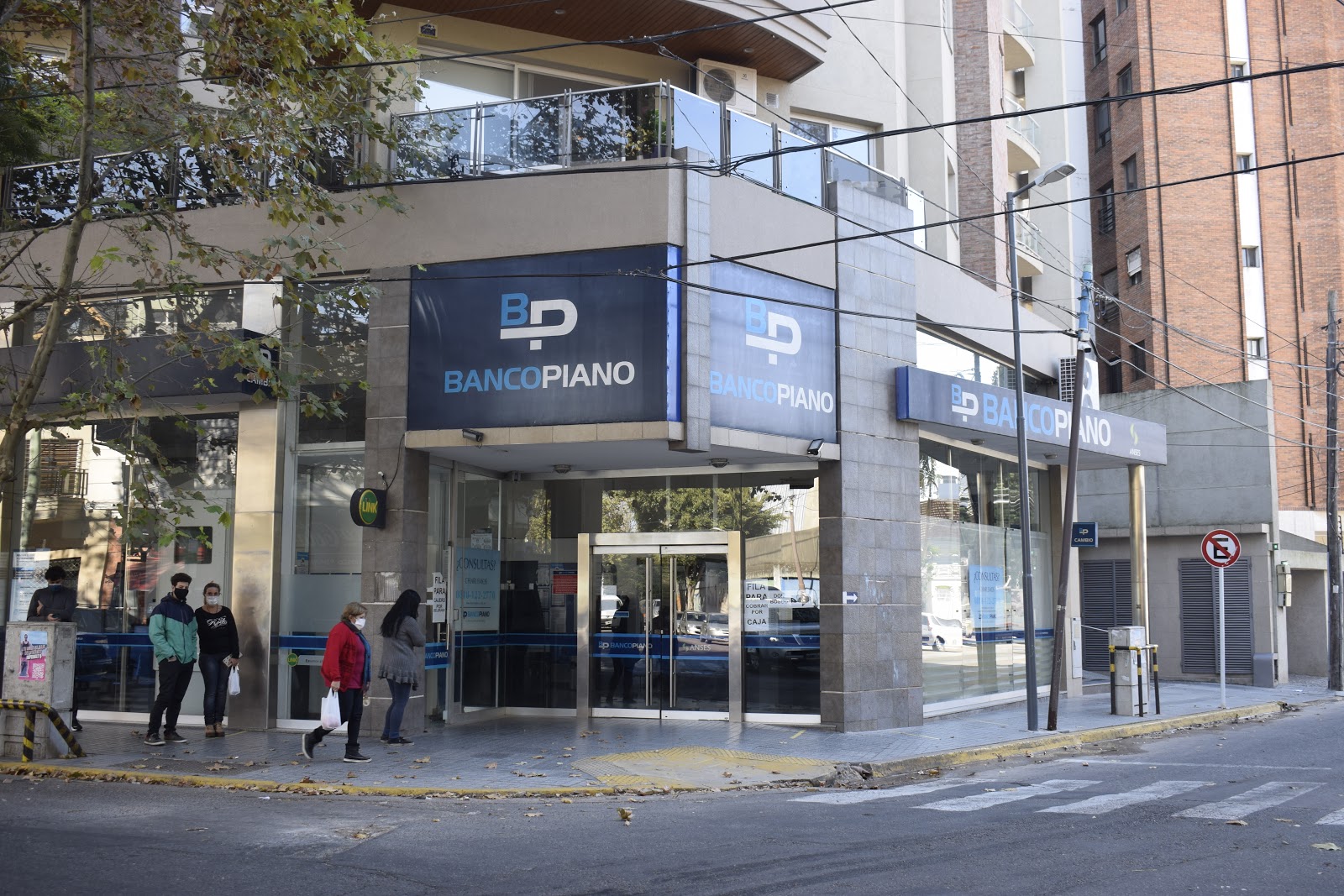 ROBO A JUBILADOS, SALIDERAS DE BANCO PIANO BERNALES
