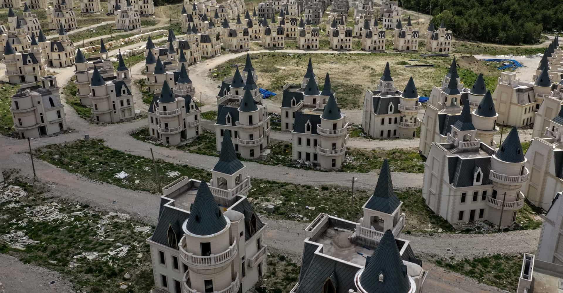 Бурдж-аль-бабас турция. Город призрак в турции диснеевские замки. Бурдж аль бабас замки. Babas co?m. Дженни бабас фото.