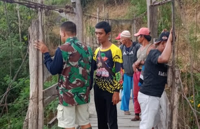 Orang Pencari Ikan di Sungai Hilang di Desa Kalitapen