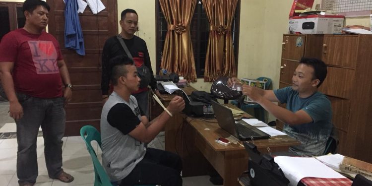 Tersangka narkoba saat diintrogasi polisi. Tersangka narkoba saat diintrogasi polisi.