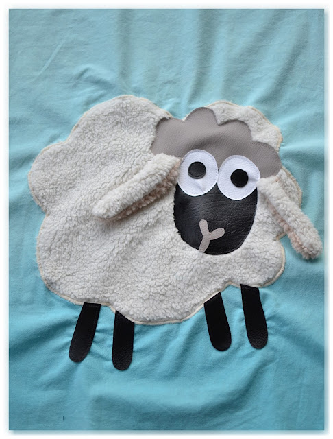 appliqué en tissu mouton rigolo sur fond bleu