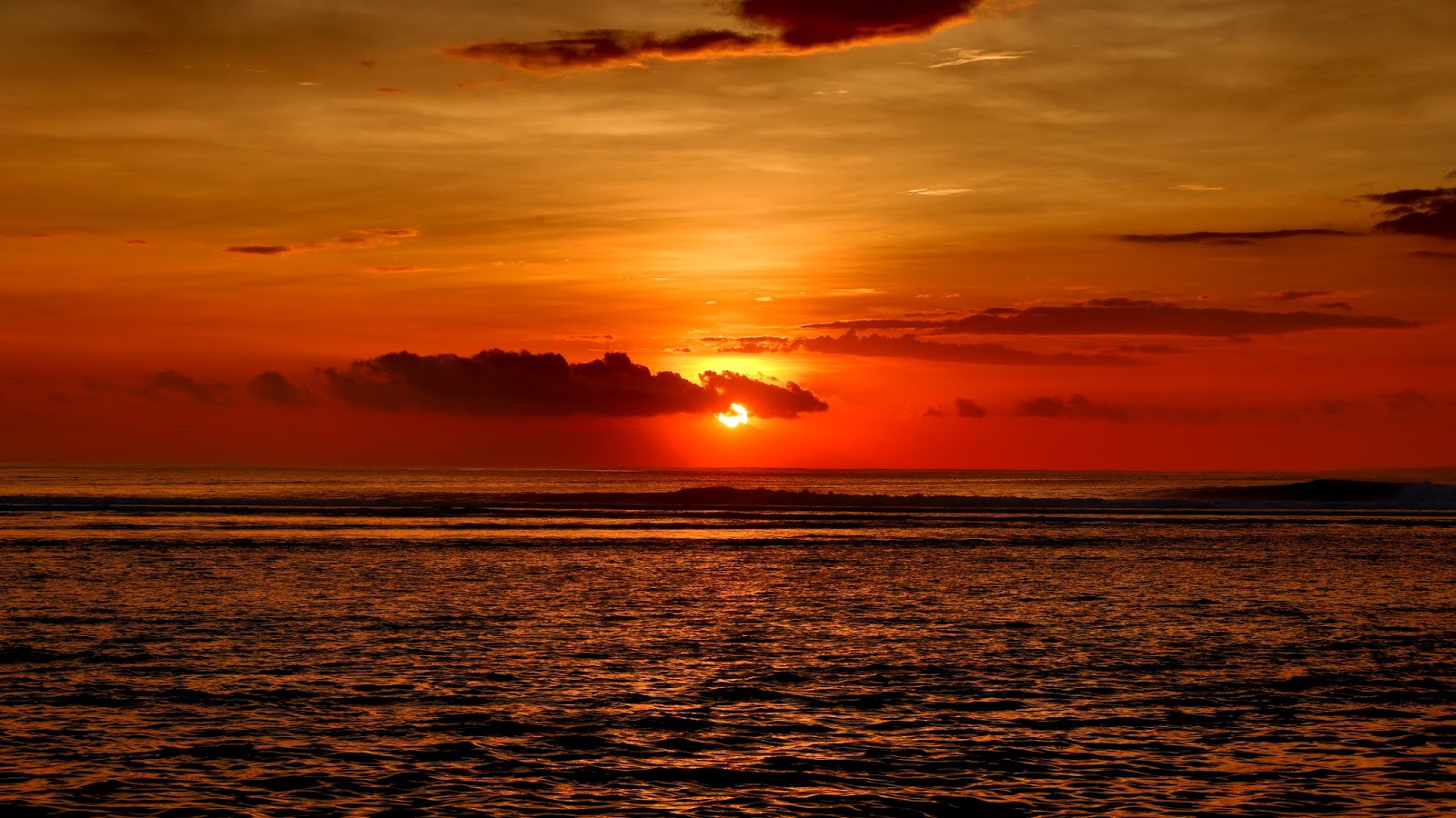 matahari terbit yang indah di pantai sanur bali