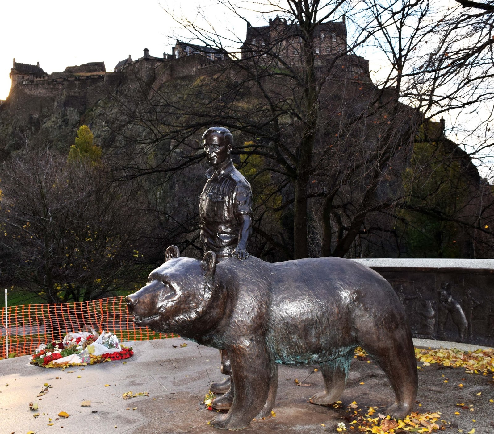 Wwa Jeziorki Wojtek the Bear in the heart of Edinburgh