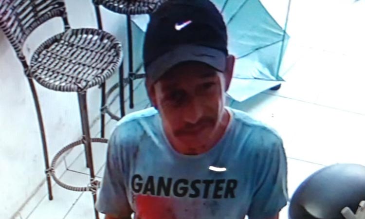 Câmera flagra homem furtando celular em loja no centro de Jacobina