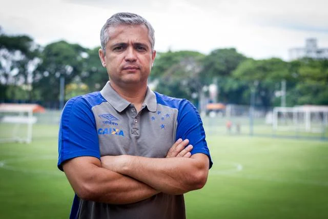 O time do Cruzeiro sub-17 já tem novo técnico. Trata-se de Alexandre Grasseli. Ele atuava como coordenador técnico da base do Vasco e depois de receber o convite da diretoria celeste aceitou retornar para o clube mineiro. 