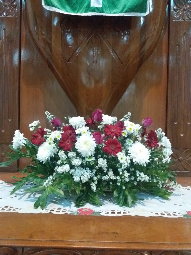 Hkbp Pondok Gede Merangkai Bunga Altar Gereja