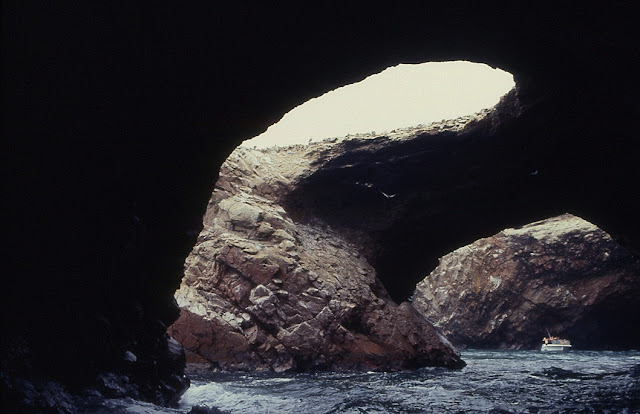 large grotte dans une des îles Ballestas