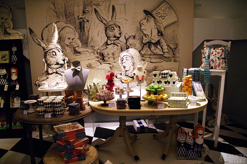 Alice in Wonderland merchandise, photo by Alicia Sivertsson. aliciasivert alicia sivert sivertsson london semester utflykt att göra äventyr resa alice in wonderland exhibition book