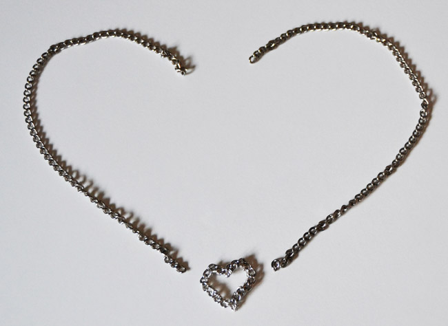 A Matter Of Style: DIY Fashion: The stiff chain heart necklace DIY