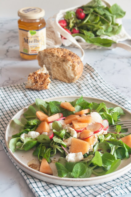 Insalata estiva di burrata, valeriana, melone e ravanelli