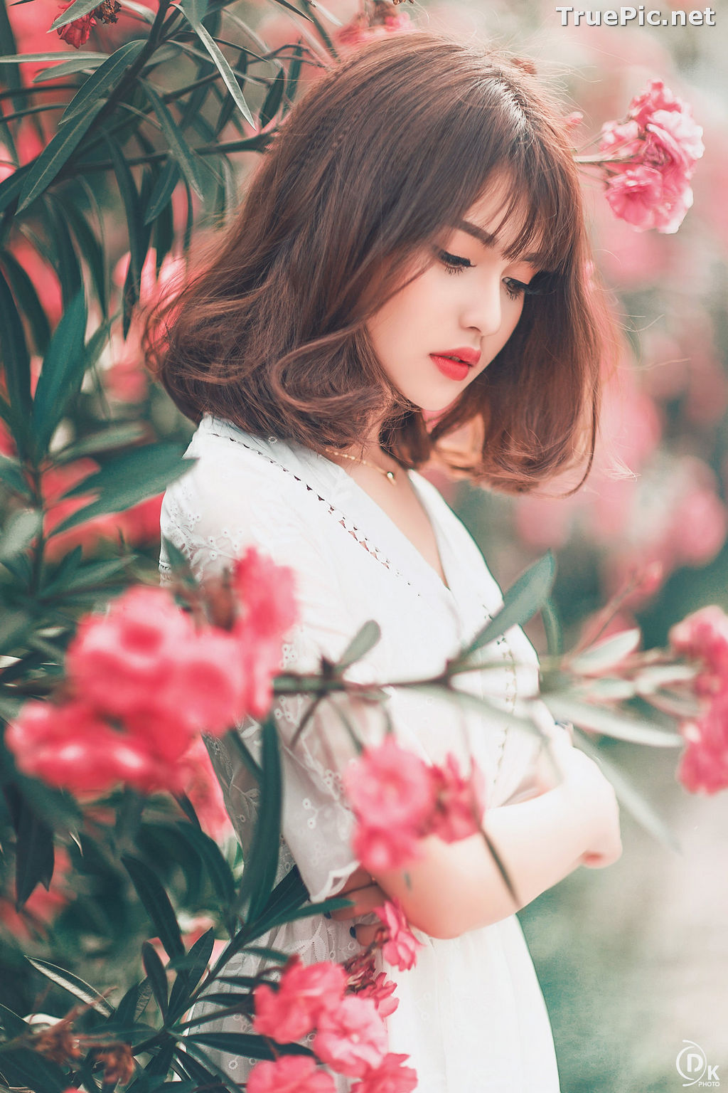 Image Vietnamese Model - Young Pretty Girl in White Dress and Flower Fence - TruePic.net - Picture-1