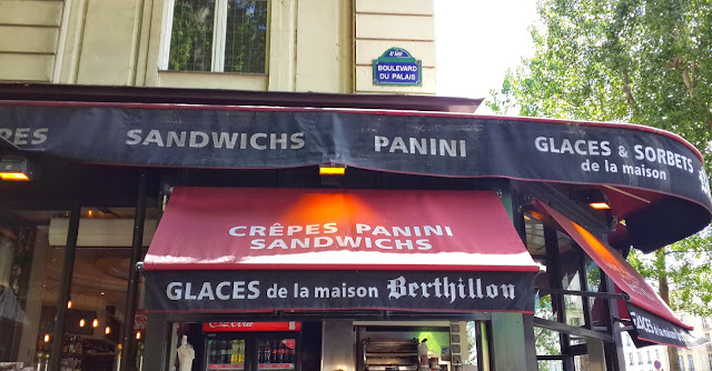 street cafes in Paris near the louvre