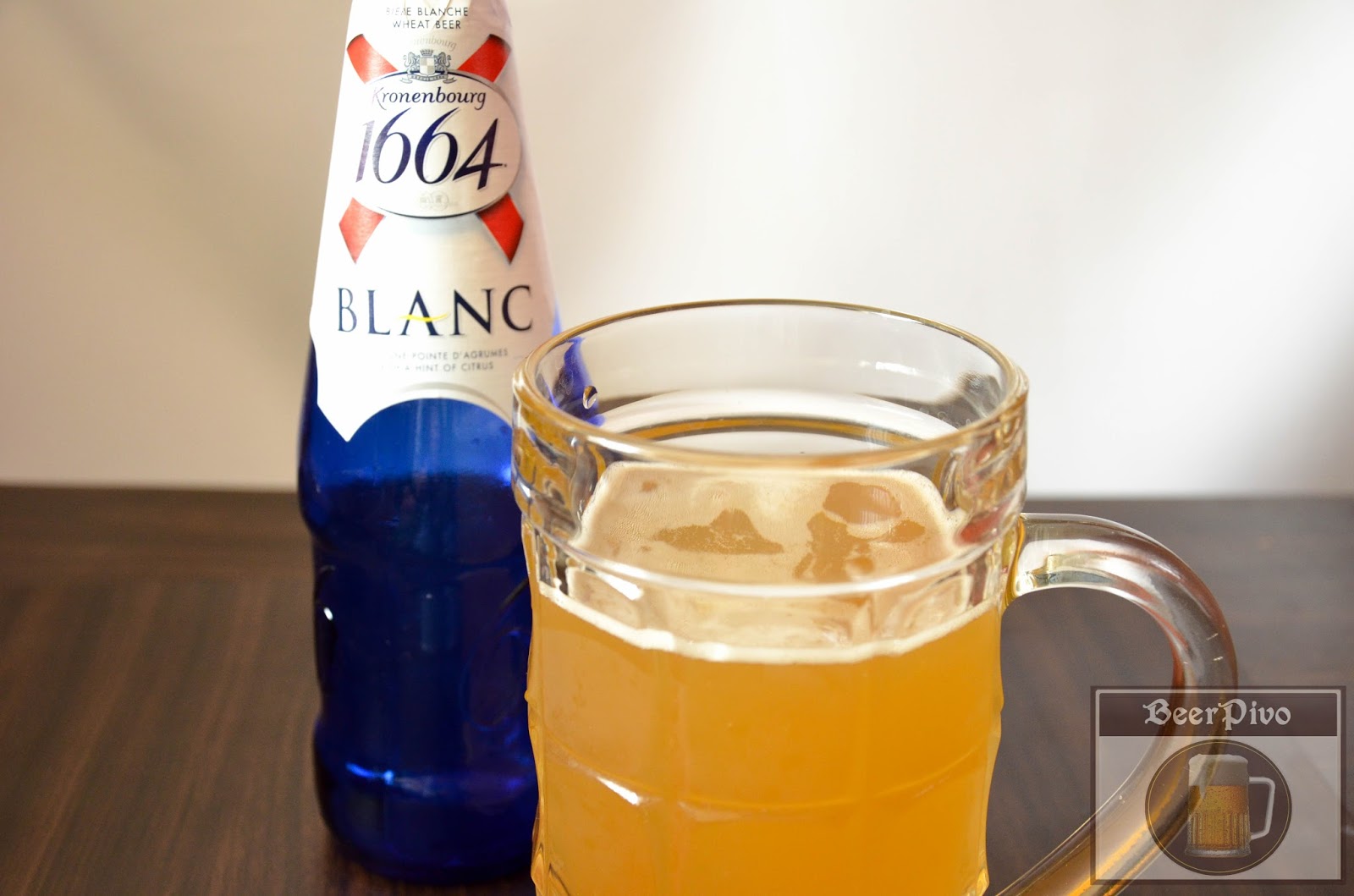 Пиво с синей этикеткой. Пиво Хугарден 1664. Пиво Кроненбург бланк. Пиво синяя бутылка 1664. 1664 Blanc.