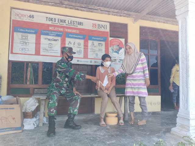 Babinsa Koramil Jenar Perketat PPKM Mikro dan Bagikan Masker Kepada Masyarakat