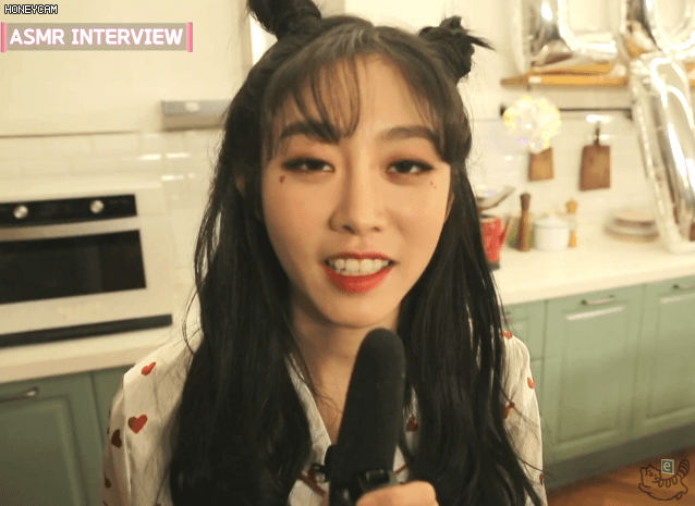 썸네일-긴 마이크를 입에 가까이 댄 러블리즈 서지수-이미지