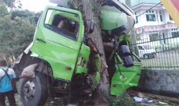 truk tabrak pohon di pasaman