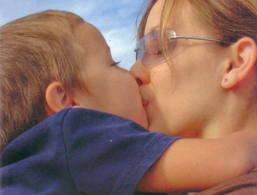 Мама учит сына целоваться. Французский поцелуй детей. Поцелуй сына. Поцелуй взрослой женщины. Женщина целует маленького мальчика.