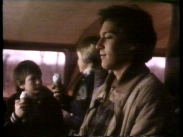 BENIKER GANG - OS FUGITIVOS (DUBLADO/VHS-RIP) – 1985 Vlcsnap-2019-12-17-07h13m21s158