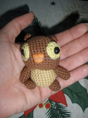 Un pequeño buho hecho a crochet con DMC Natura marrón