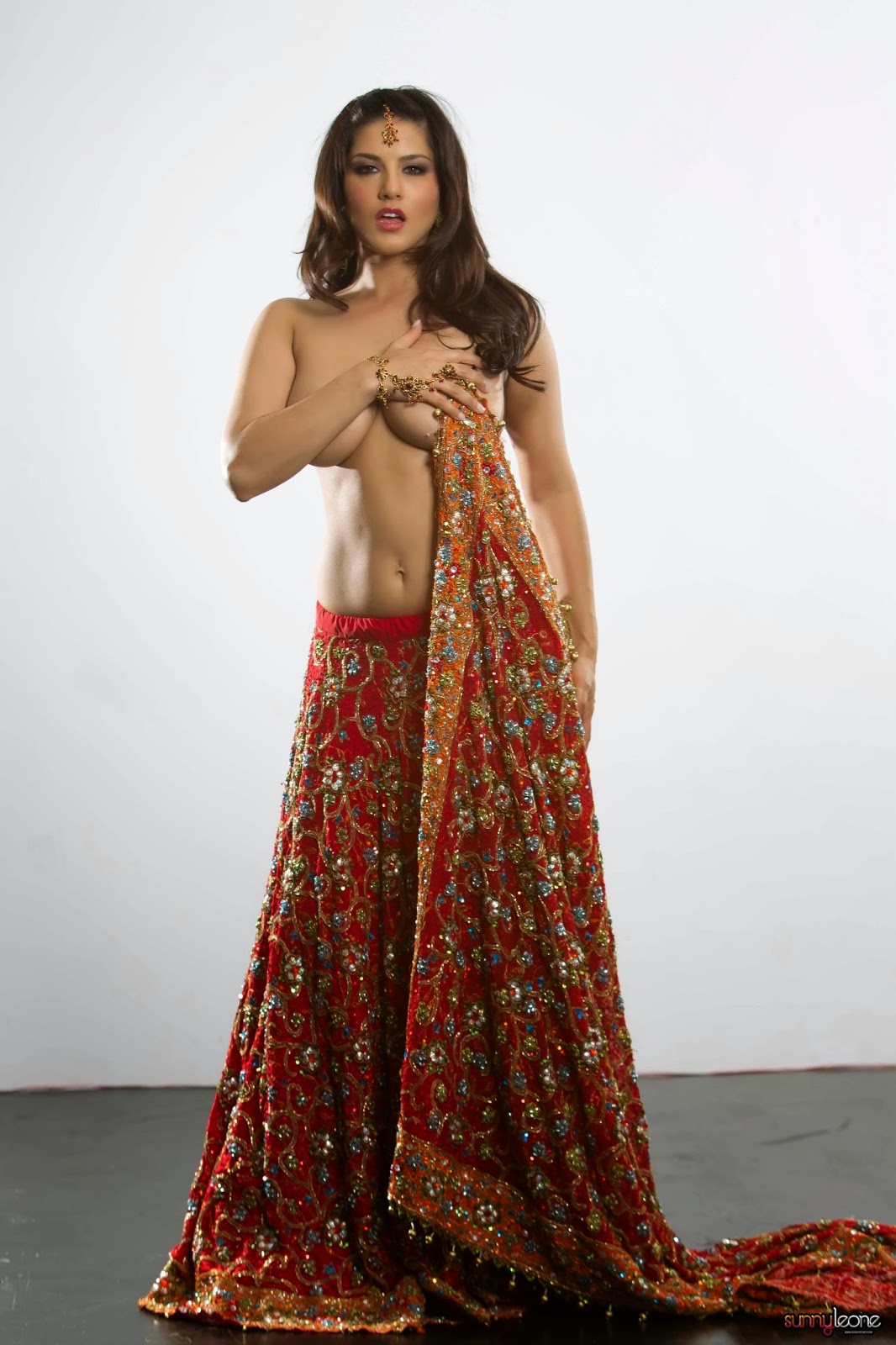 Armpit Actress Photo Sunny Leone Latest Toplesss Stills -6354