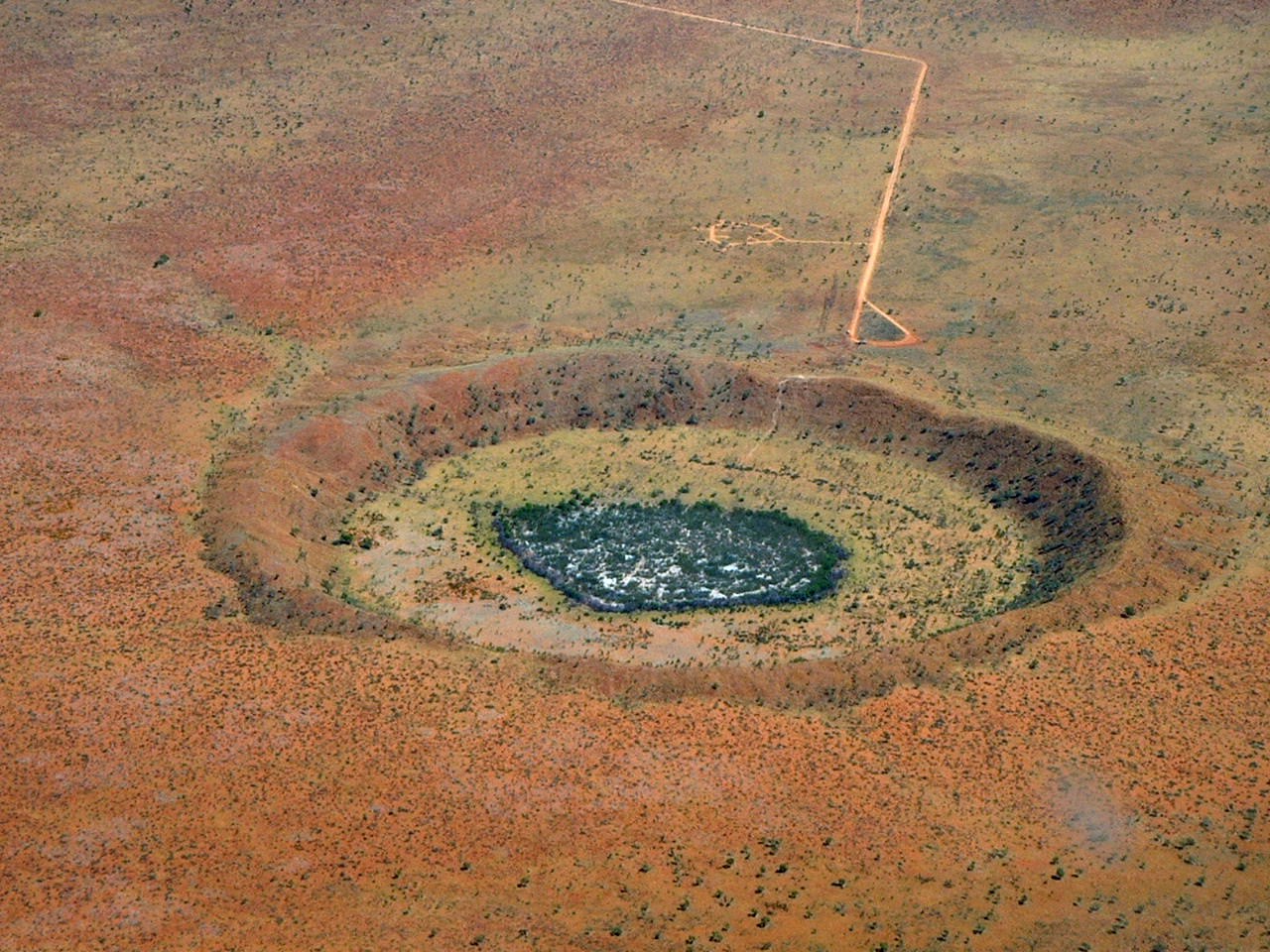 Самый крупный кратер на земле. Вулф-крик (кратер). Австралийский кратер Wolfe Creek -. Кратер Бэрринджера. Ударный кратер Вредефорт.