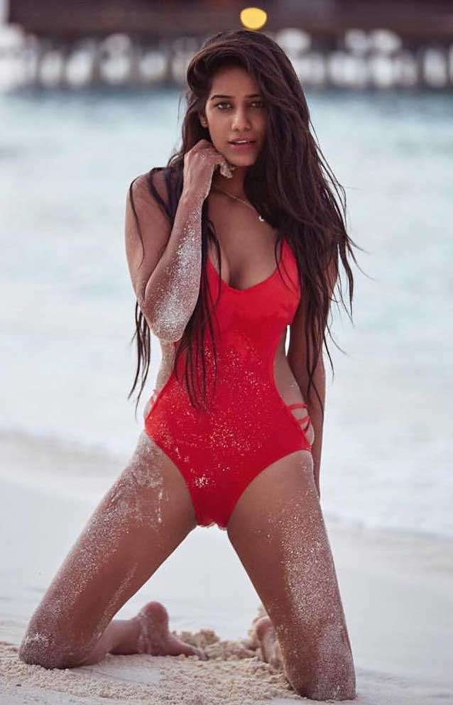 Poonam Pandey hot body in sexy red Bikini Poonam Pandey hot body in sexy red Bikini