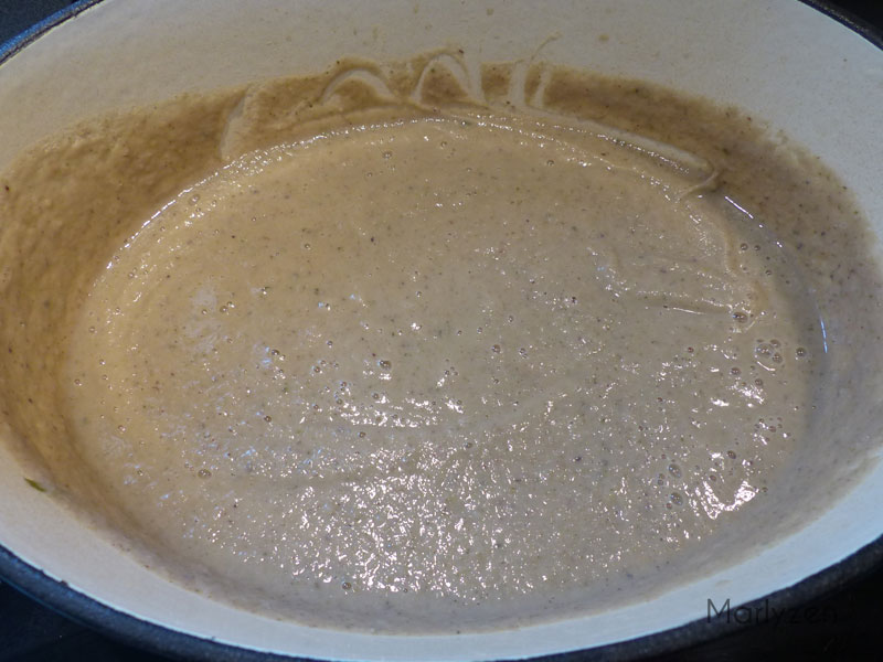 Mixez puis ajoutez la crème, la noix de muscade, salez, poivrez.