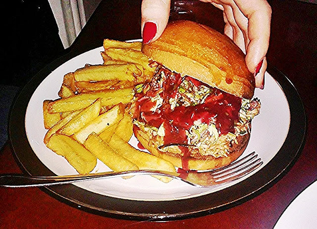 Burger indyk z żurawiną KRIEK Belgian Pub & Cafe i Wyczesane Porki