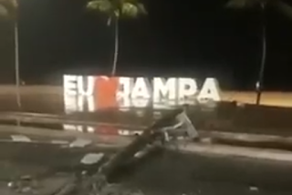 Motorista colide contra poste em frente ao letreiro ‘Eu amo Jampa’, na Orla de JP; Veja vídeo