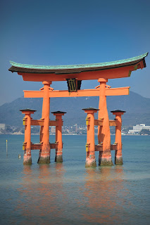 красные японские ворота в храм