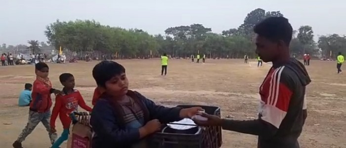 সংসার টানতে রাস্তায় ঘুরে মিষ্টি বিক্রি করছে সপ্তম শ্রেণীর ছাত্র