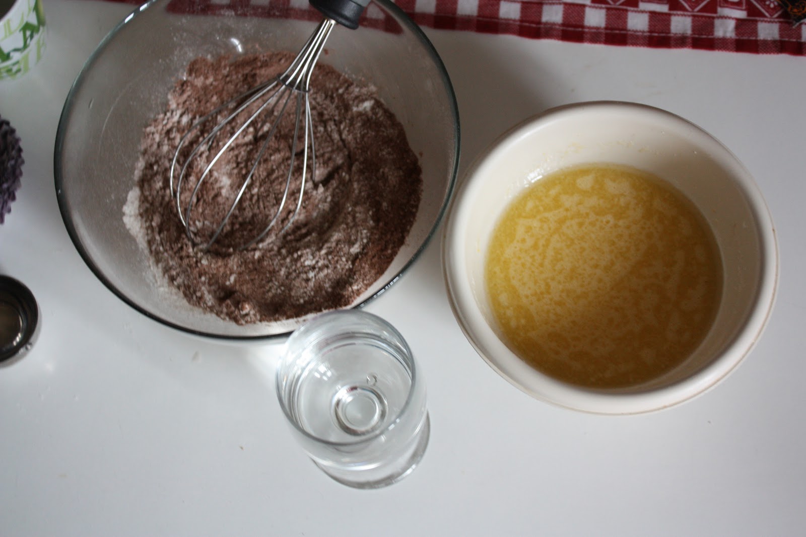 Кекс какао мука сахар вода сода. Рецепт кексов без разрыхлителя разрыхлителя.